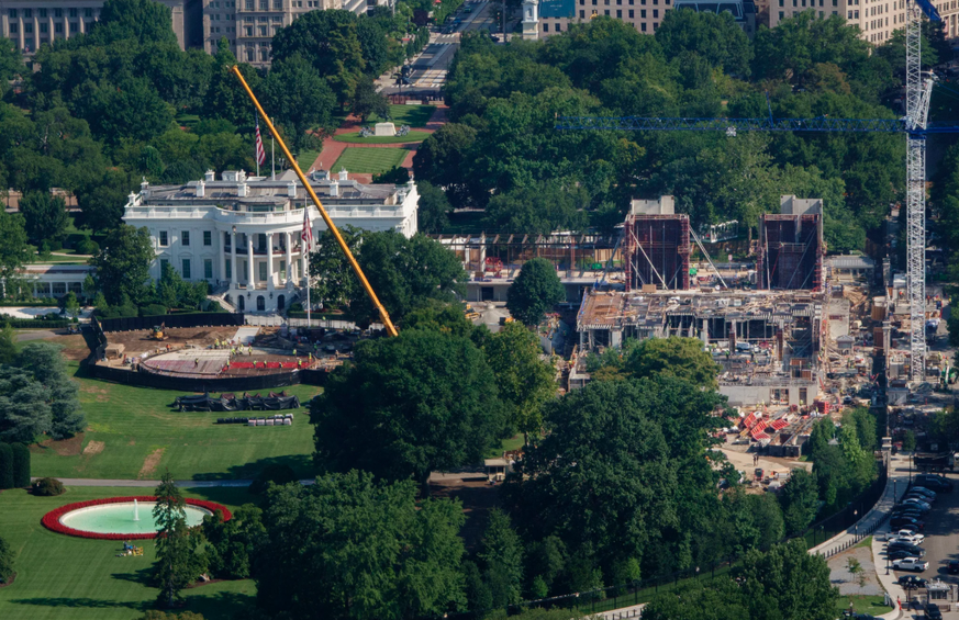 On peut actuellement voir deux chantiers autour de la Maison Blanche : la salle de bal de Trump et la nouvelle aire d'atterrissage pour hélicoptères.