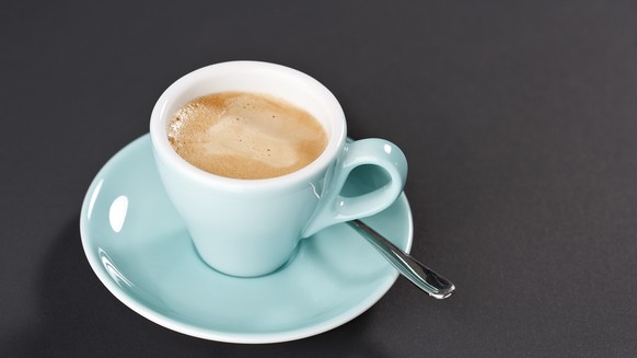 ARCHIVBILD ZUR MEDIENKONFERENZ VON CAFETIERSUISSE UEBER DEN KAFFEEKONSUM IN DER SCHWEIZ, AM MONTAG, 27. NOVEMBER 2017 - A cup of espresso, pictured on November 2, 2009 in Zurich, Switzerland. (KEYSTON ...