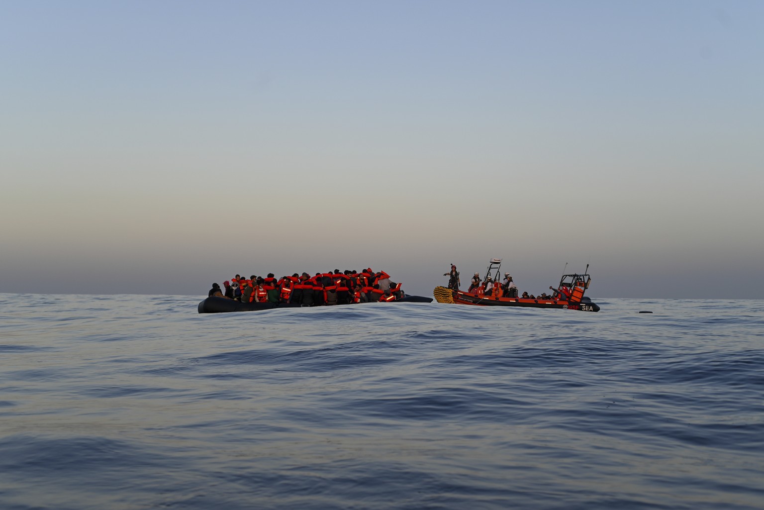 Une équipe de secours humanitaire de MSF, Médecins sans frontières, s’approche d’un canot pneumatique avec 74 migrants à bord pour les transférer à leur navire de sauvetage Geo Barents, en Méditerrané ...