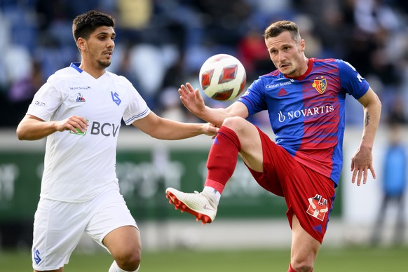 L&#039;attaquant lausannois Rodrigo Pollero, gauche, lutte pour le ballon avec le milieu balois Taulant Xhaka, droite, lors de la rencontre de football de Super League entre le FC Lausanne-Sport, LS,  ...