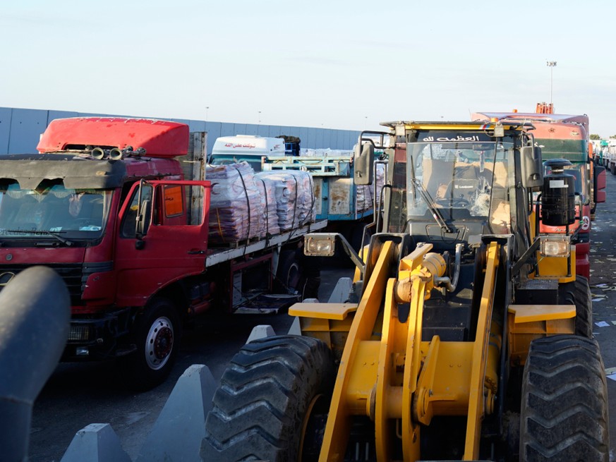 Des bulldozers et des camions font la queue dimanche pour entrer par le poste égyptien de Rafah. Ils doivent être inspectés par les autorités israéliennes avant d’accéder à la bande de Gaza, après l&# ...