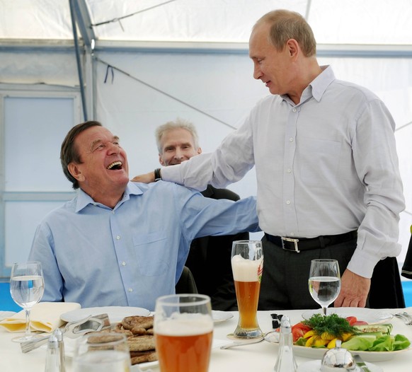 Gerhard Schröder, ici avec Vladimir Poutine, en 2011.