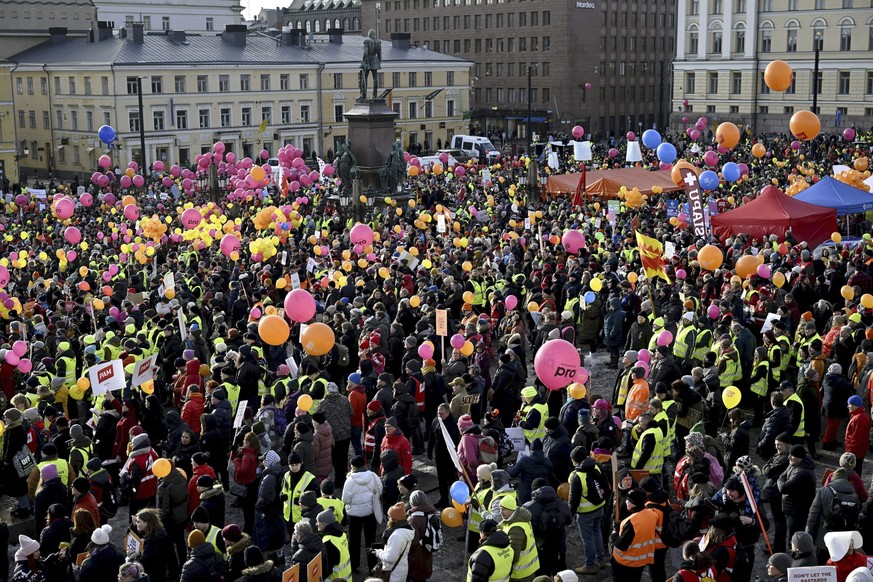 De nombreux Finlandais manifestaient jeudi contre la politique du marché du travail du gouvernement sur la place du Sénat à Helsinki.