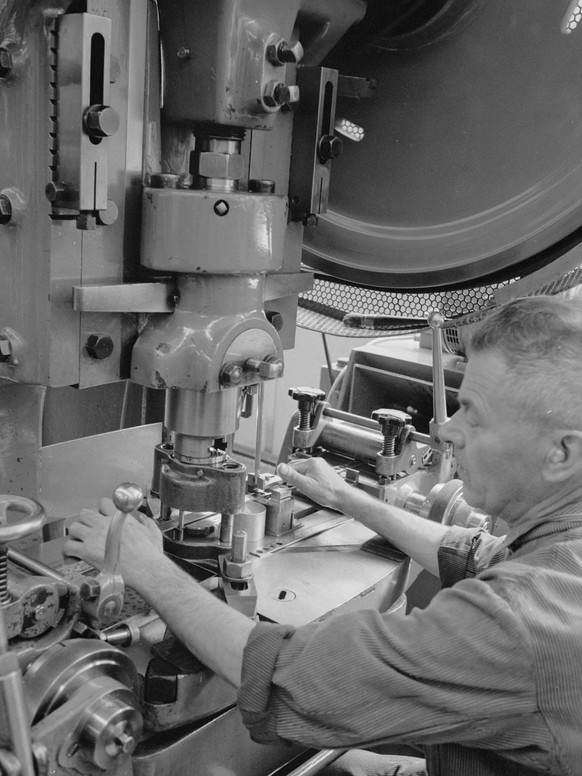 Le travail dans les manufactures horlogères était souvent monotone, physiquement éprouvant et non dénué de risques. Clichés de la manufacture de montres Eterna, 1965.
https://ba.e-pics.ethz.ch/#detail ...