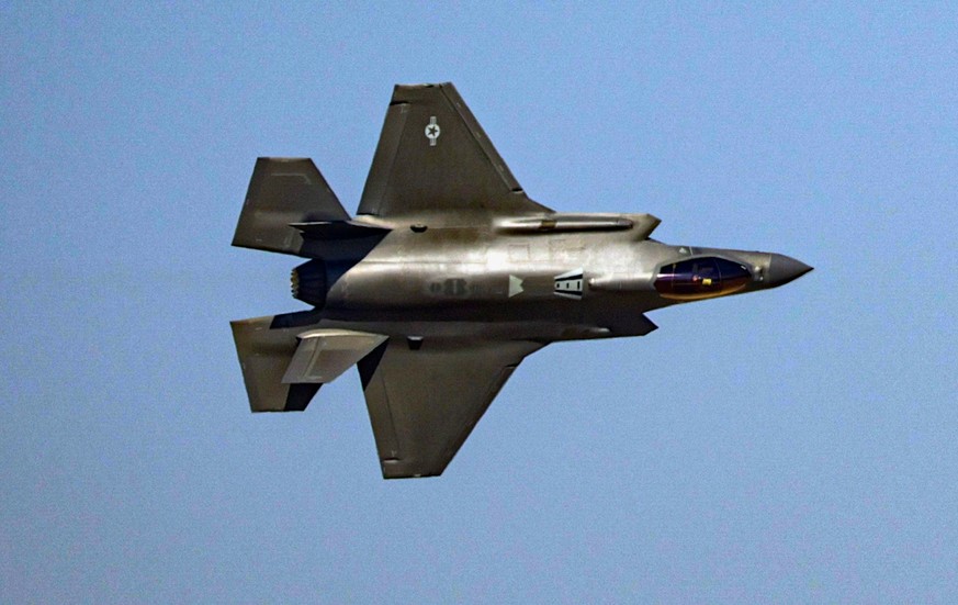 epa12537594 US Air Force's F-35 fighter jet performs a flying display during the Dubai Airshow 2025 at the Dubai World Central (DWC), also known as Al Maktoum International Airport, in Jebel Ali, ...