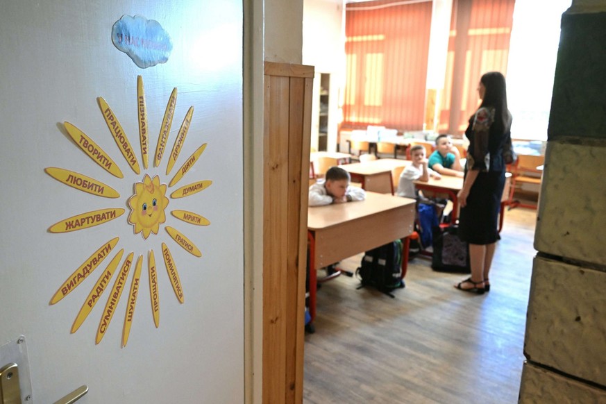 Des élèves ukrainiens sont assis dans leur classe à l'école primaire bilingue Taras Chevtchenko nouvellement créée pour les Ukrainiens de souche, à Budapest.