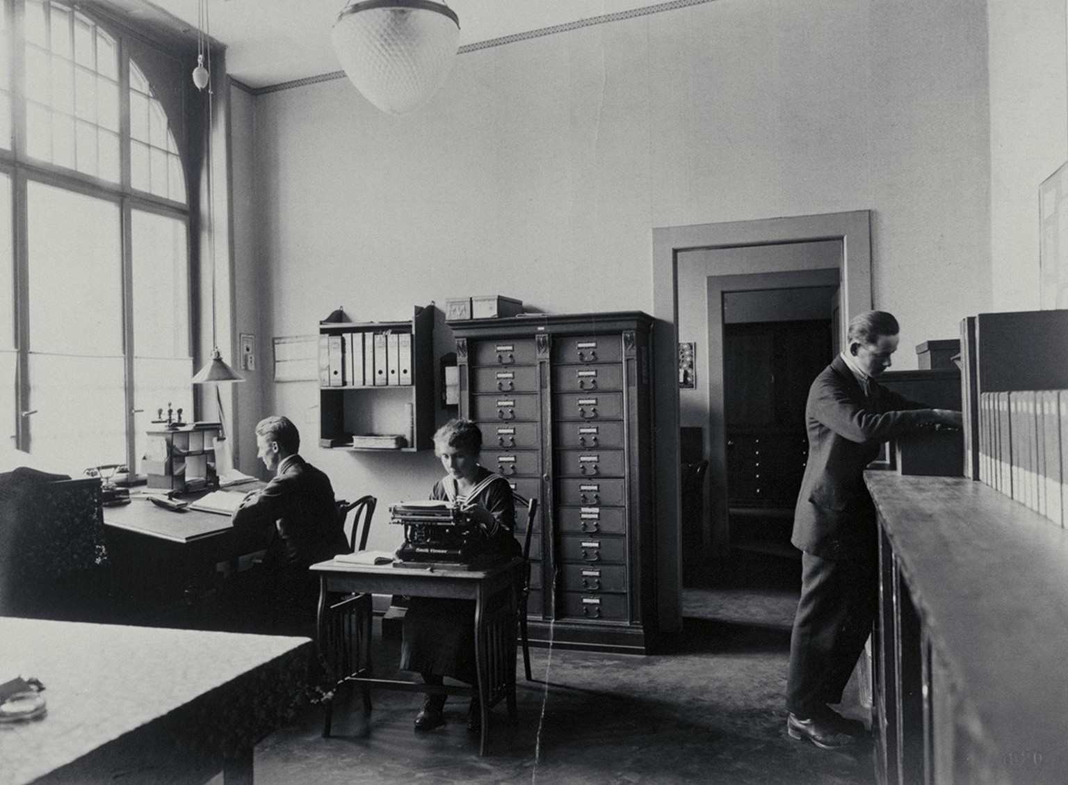 Les femmes étaient de plus en plus nombreuses à travailler dans les bureaux, comme ici, en 1920, à Bâle.