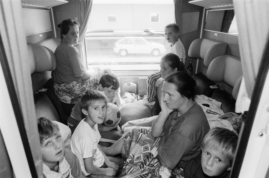 SCHWEIZ FLUECHTLINGE BOSNIEN-HERZIGOWINA
Eine Fluechtlingsfamilie aus Bosnien-Herzigowina reist am 23. Juli 1992 in einem Schweizer Zugabteil nach Buchs. Die meisten der rund 1000 Kriegsopfer aus dem ...