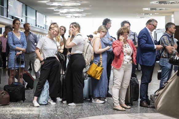 15 juin 2022: Des passagers attendent à l&#039;aéroport de Zurich après qu&#039;un problème informatique de Skyguide ait paralysé les opérations.