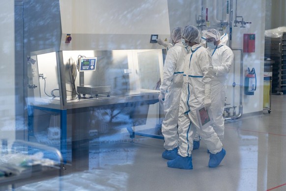 Techniker arbeiten in der Fabrik BioArkII beim Schweizer Pharma und Biotech Unternehmen Lonza, wo der Impfstoff gegen Covid-19, Coronavirus, der US Biotech Firma Moderna produziert wird, in Visp, am 1 ...