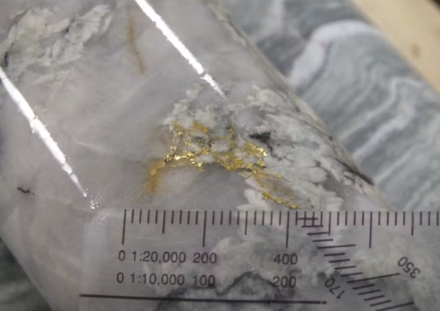 Veine de quartz avec inclusion d’or.