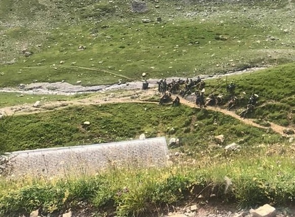 Des hommes habillés en nazis font une halte dans le Simmental.