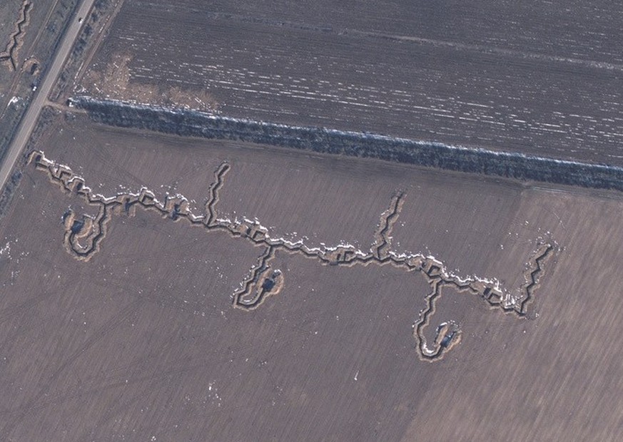 Une image satellite montre des tranchées creusées en Crimée.