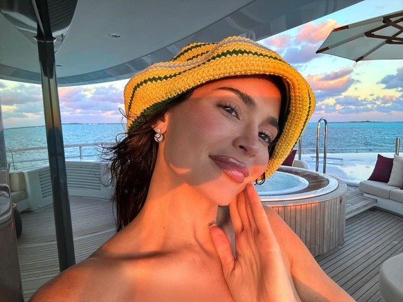 En légende: un plus sobre que moi «2024». Kylie entame décidément bien son année.
