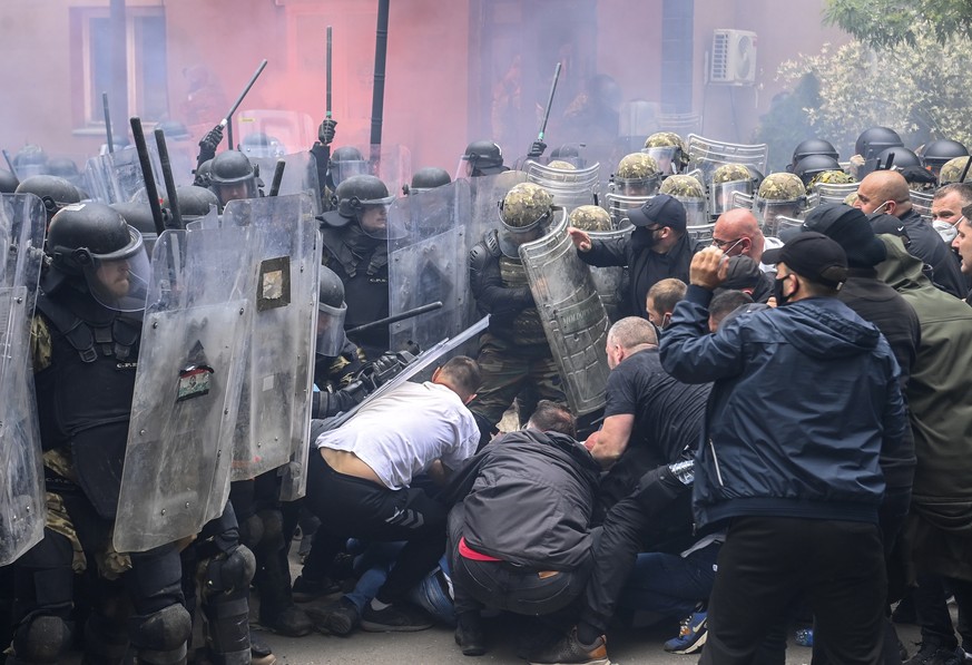 epa10662193 Soldiers of NATO-led international peacekeeping Kosovo Force (KFOR) clash with ethnic Serbs in front of the building of the municipality in Zvecan, Kosovo, 29 May 2023. Protests and clashe ...