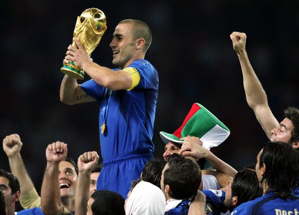 JAHRESRUECKBLICK 2006 - AUSLAND - FUSSBALL WELTMEISTER ITALIEN IM GLUECK: Italian captain Fabio Cannavaro lift the trophy after the team defeated France during the final of the 2006 FIFA World Cup bet ...
