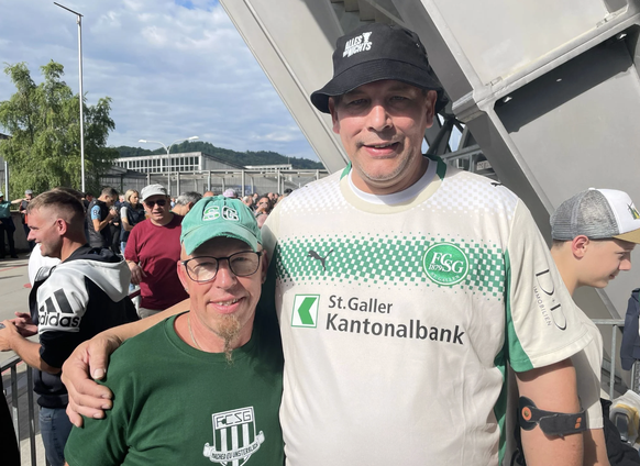 Marcel Hess avec un autre supporter saint-gallois.