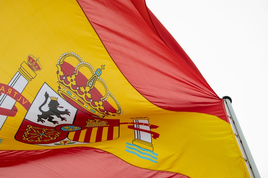 epa09719658 The Spanish flag flies as the King and Queen of Spain arrive for a meeting with the Austrian President at the Inner Castle Court (Innerer Burghof) of the Hofburg Palace in Vienna, Austria, ...