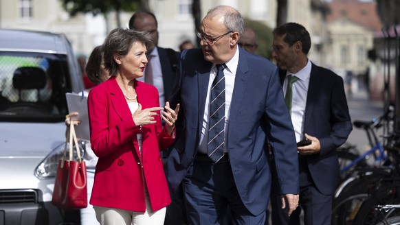 Bundesrat Guy Parmelin, rechts, und Bundesraetin Simonetta Sommaruga diskutieren auf dem Weg zu einer Medienkonferenz ueber die Beschluesse des Bundesrates zur Gasmangellage, am Mittwoch, 24. August 2 ...