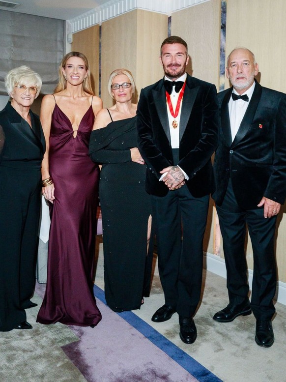 La famille de David Beckam s&#039;est réunie autour du footballeur pour fêter son titre de chevalier