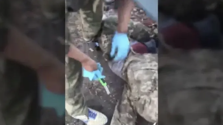 Une terrible vidéo a fait surface montrant des soldats russes castrant un prisonnier de guerre ukrainien.