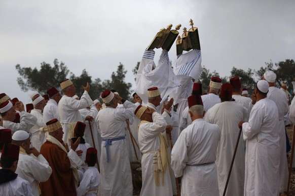 Des Palestiniens prient lors d&#039;un service religieux marquant la fin de leur fête de la Pâque au sommet du mont Gerizim, en Cisjordanie, le 27 avril 2016.