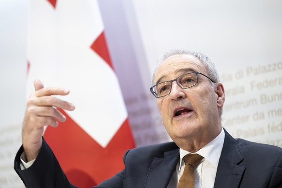 Bundesrat Guy Parmelin spricht an einer Medienkonferenz zum Mietrecht ueber die Aenderung des Obligationenrechts (Mietrecht: Untermiete) und Aenderung des Obligationenrechts (Mietrecht: Kuendigung weg ...
