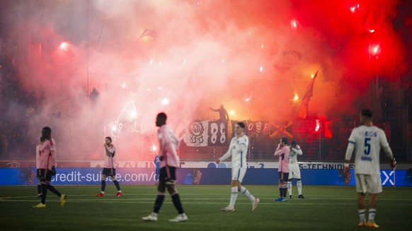 Les supporters genevois allument des fumigenes lors de la rencontre de football de Super League entre le FC Lausanne-Sport, LS, et le Servette FC, SFC, ce samedi 9 decembre 2023 au stade de la Tuilier ...