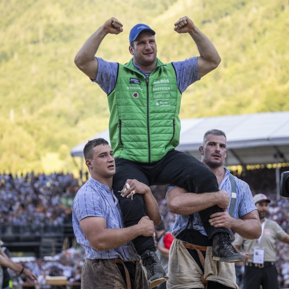 Armon Orlik est porté en triomphe après son sacre dans la Fête fédérale