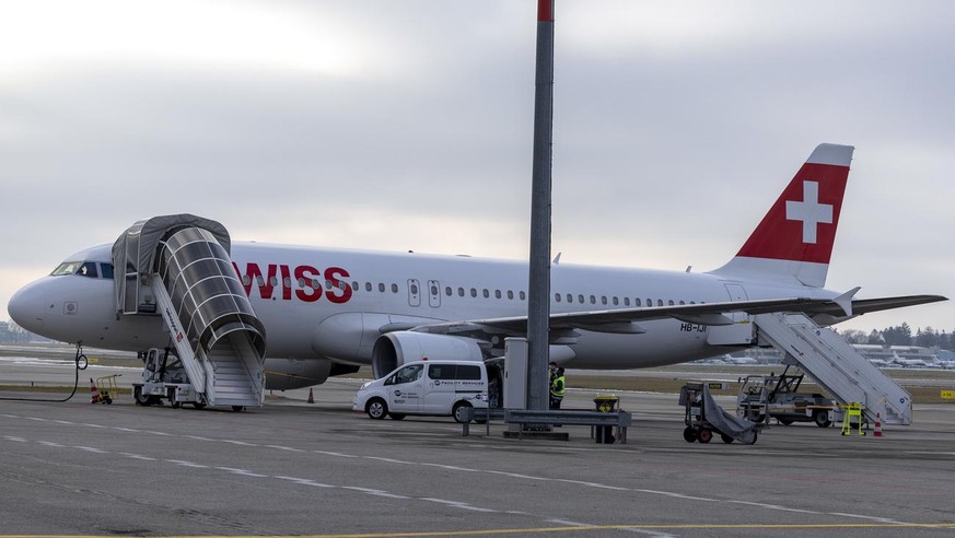 Un avion Airbus A220-100 (HB-JCM) de Swiss International Air Lines est stationne sur le tarmac de Geneve Aeroport, ce lundi 13 decembre 2021 a Geneve. (KEYSTONE/Salvatore Di Nolfi)