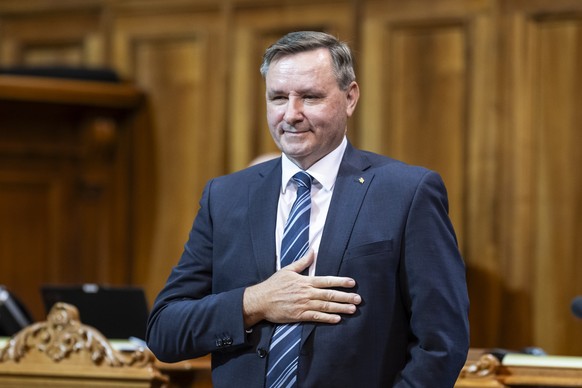 CAPTION CORRECTION: KORRIGIERT FUNKTION VON WERNER SALZMANN ZU ERSTER VIZEPRAESIDENT - Der soeben gewaehlte erste Vizepraesident des Staenderats, Werner Salzmann, SVP-BE, freut sich ob seiner Wahl, an ...