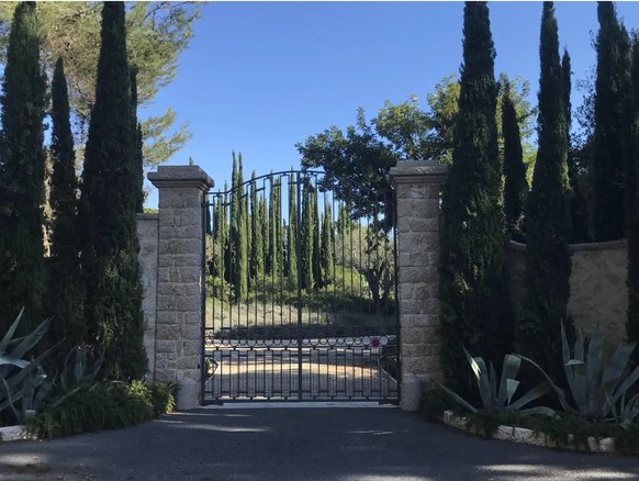 L'entrée du Château de la Croë d'Abramovitch.