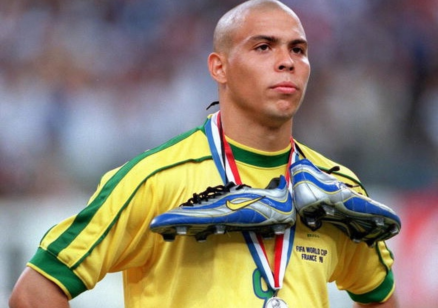 Ronaldo, dépité après la finale du Mondial 98 perdue par le Brésil contre la France 3-0.