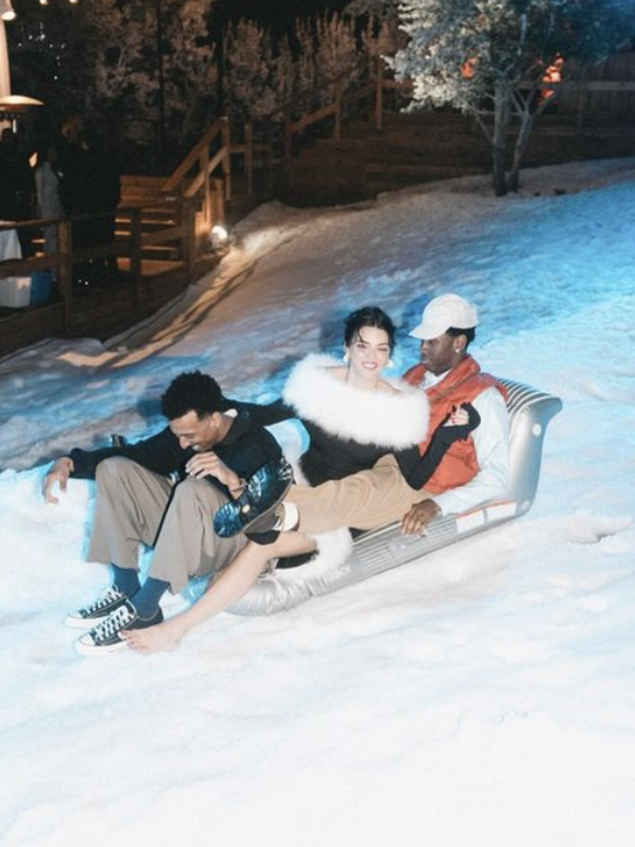 Qui n'aime pas faire de la luge pieds nus comme Kendal?