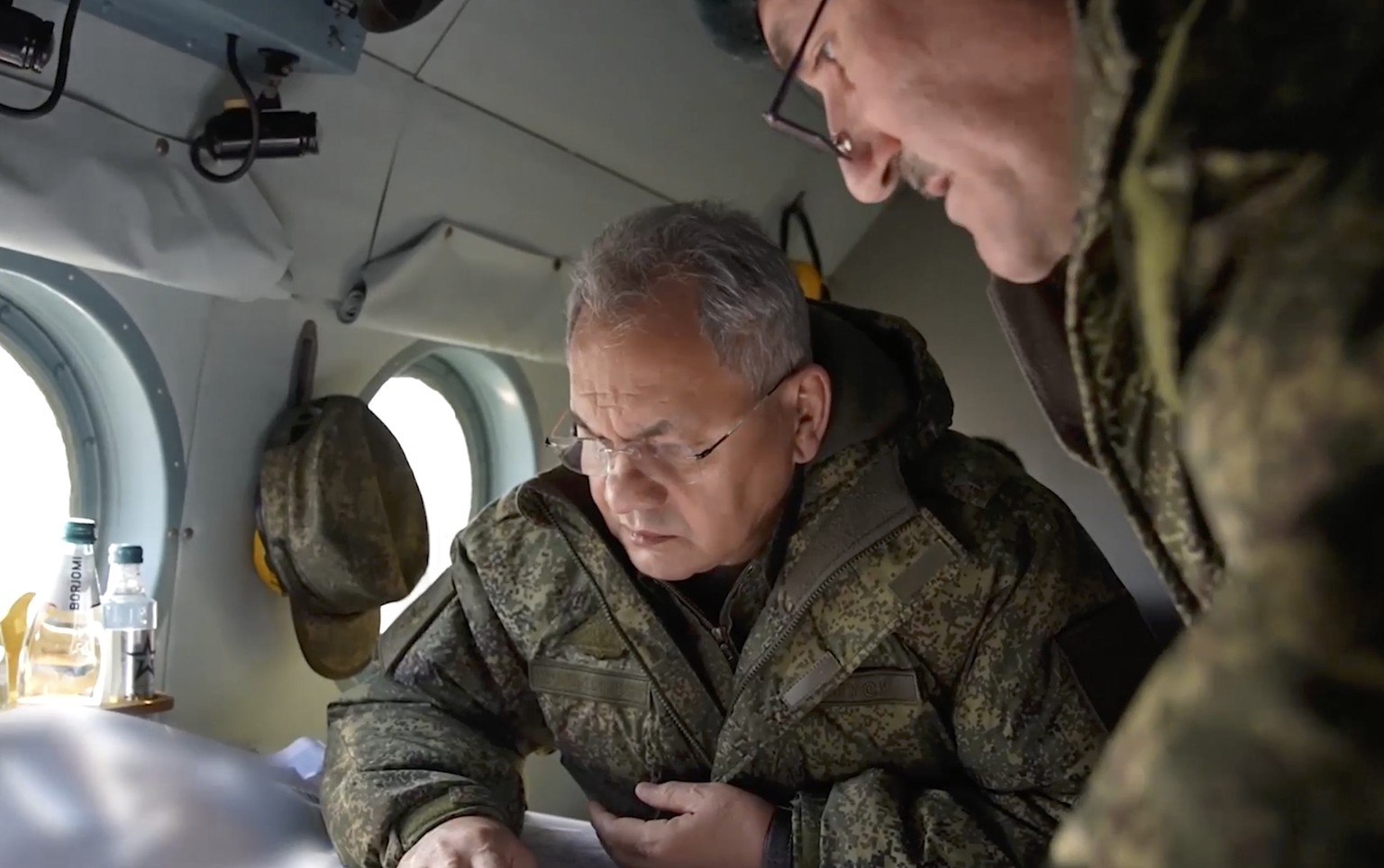 Sergueï Choïgou pendant son prétendu vol au-dessus des «positions avancées» russes en Ukraine.