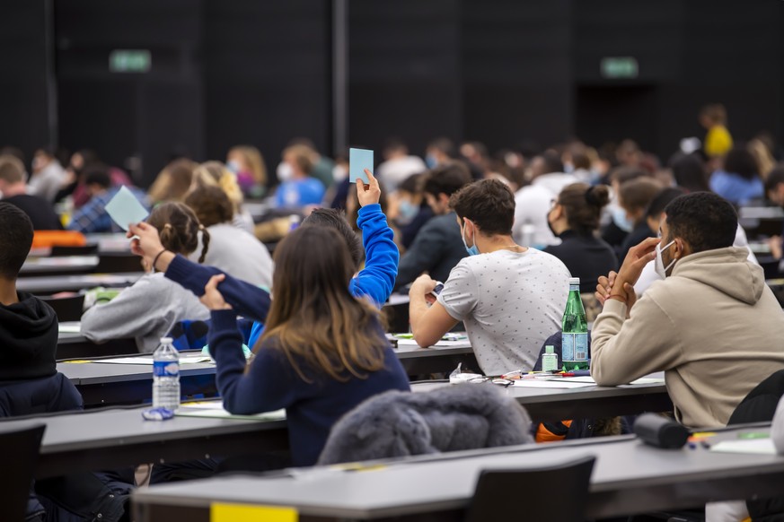 Des etudiants de L&#039;Universite de Geneve (UNIGE) decouvrent leur salle d&#039;examen et de passer leur premier examen en presentiel depuis deux ans, ce jeudi 20 janvier a Palexpo Geneve. Depuis le ...