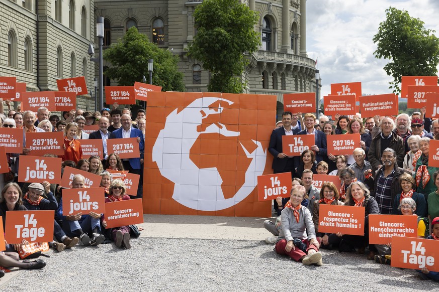 Mitglieder des Initiativ-Komitees und Unterstuetzer posieren bei der Einreichung der Unterschriften fuer die Neue Konzernveranwortungsinitiative, am Dienstag, 27. Mai 2025, vor der Bundeskanzlei in Be ...