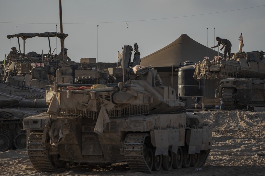 A Israeli soldier works on a tank parked in a staging area near the Israeli-Gaza border, as seen from southern Israel, Thursday, Aug. 21, 2025. (AP Photo/Maya Levin)
Israel Palestinians Gaza