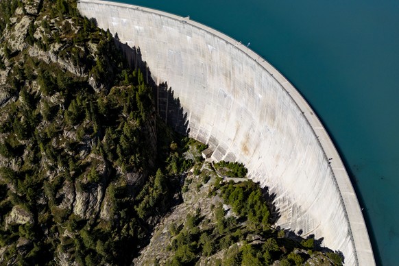 KEYPIX - Une vue aerienne montre la couronne du barrage du lac d'Emosson lors de la ceremonie pour les 50 ans de la societe Electricite d'Emosson SA et de la mise en service de ses installat ...