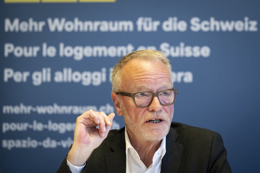 Hans Egloff, alt-Nationalrat, Praesident HEV Schweiz, spricht waehrend einer Medienkonferenz zu Wohnungsknappheit, am Donnerstag, 20. Juni 2024 in Bern. Der neu gegruendete Bund fuer mehr Wohnraum set ...