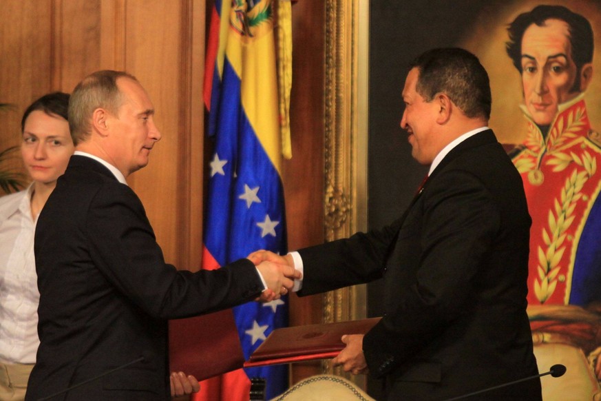 Vladimir Poutine et Hugo Chavez, en 2010, à Caracas.