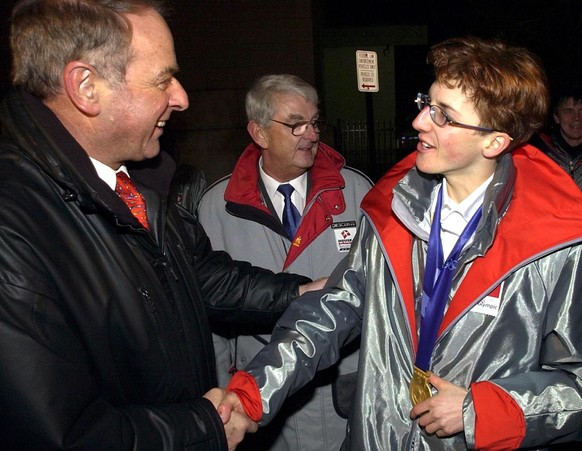 Alt- Bundesrat Adolf Ogi, links, gratuliert Simon Ammann, rechts, zu seinem Olympiasieg in der Nordischen Kombination Normalschanze K90, an der Medallienfeier im Swiss House von Salt Lake City am Sonn ...