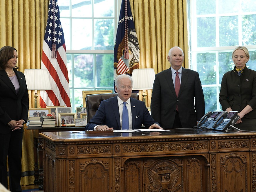 Joe Biden a signé lundi le &quot;Ukraine Democracy Defense Lend-Lease Act&quot; ou loi de &quot;prêt-bail&quot; qui doit permettre d&#039;accélérer l&#039;envoi d&#039;équipement militaire à l&#039;Uk ...