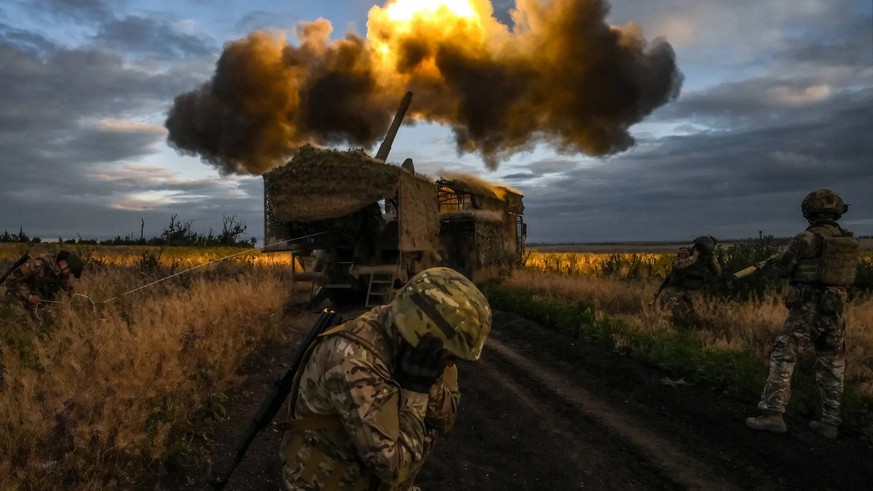 Des soldats russes tirent sur un obusier dans la région de Pokrovsk, dans le Donbass: les besoins en munitions d&#039;artillerie sont élevés pour les troupes du Kremlin.