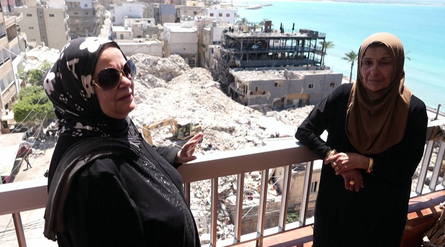 Fadia Melliji (à gauche), devant les ruines des immeubles.