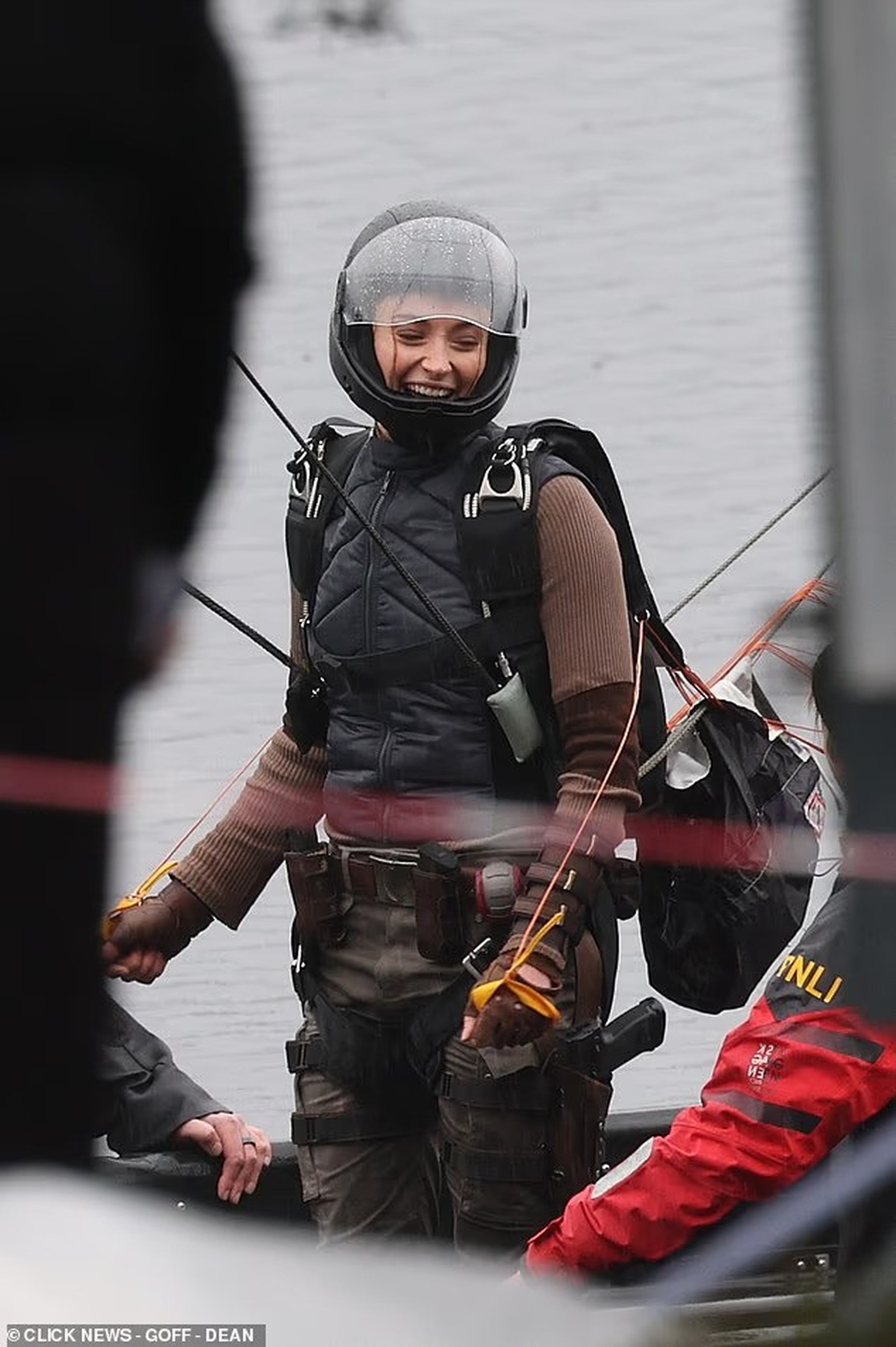 Les premières images du tournage de la série avec Sophie Turner dans le rôle de Lara Craft ont filtré sur la toile.