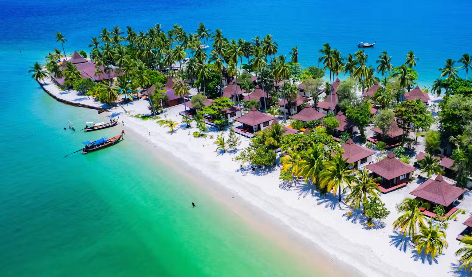 Développement touristique sur l’île de Kuh Mook. Dans ces paradis artificiels, les élites viennent chercher du sens, du confort, du plaisir — pendant que les populations locales leur servent de décor.