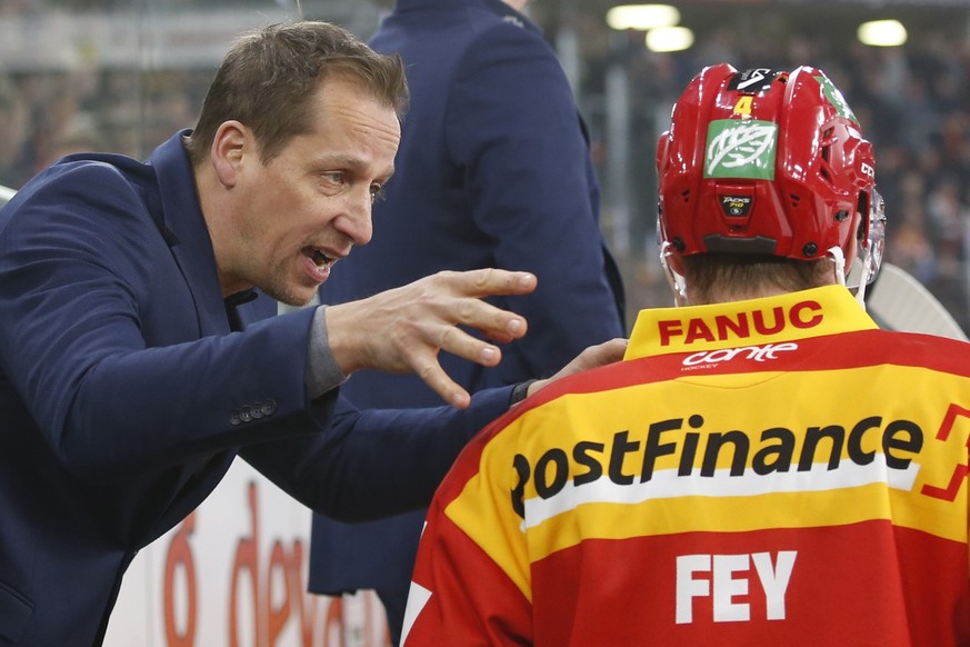 Biels Cheftrainer Antti Toermaenen diskutiert mit Kevin Fey, im Eishockey Meisterschaftsspiel der National League zwischen dem EHC Biel und HC Ambri-Piotta, am Dienstag, 21. Januar 2020, in der Tissot ...