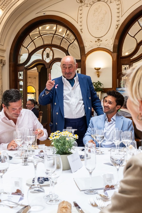 Nicolas Roumiantzoff (au centre) au Petit Palais de Montreux, où il a présenté son dernier livre.