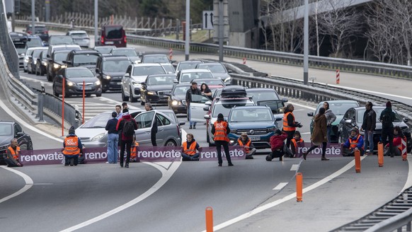 Aktivisten von �Renovate Switzerland� protestieren vor dem Gotthard Tunnel bei Goeschenen im Kanton Uri, weahrend dem der Oster Reiseverkehr vor dem Gotthard Nordportal auf ueber ??? KM angewachsen is ...